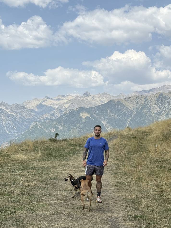 Caminando por un sendero de montaña con dos perros